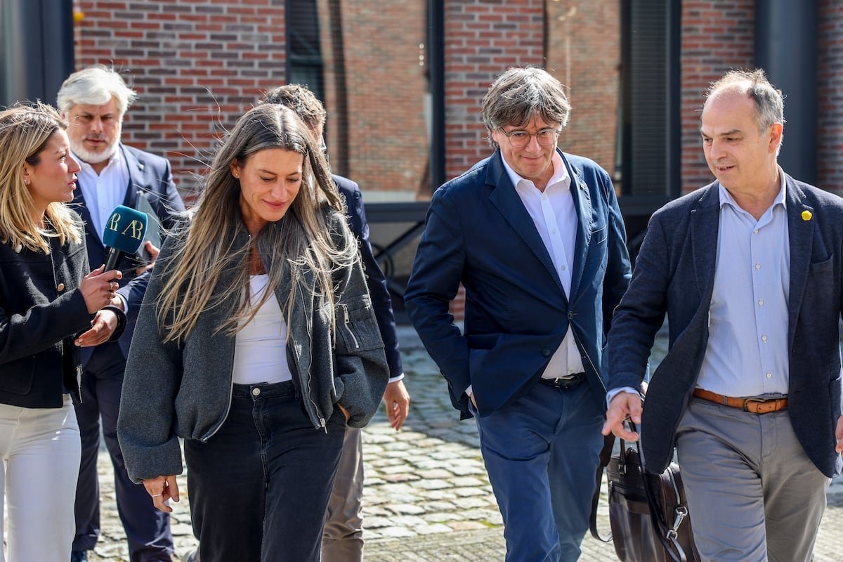 Junts pacta con Consumo blindar el catalán en la ley de atención al cliente en las grandes empresas