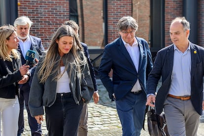 El expresidente catalán Carles Puigdemont (segundo por la derecha), acompañado por la portavoz de Junts en el Congreso, Míriam Nogueras y el secretario general del partido, Jordi Turull, en Waterloo (Bélgica), este lunes.