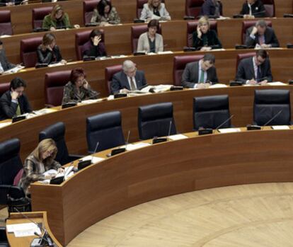 La bancada popular en las Cortes con la mayor parte de los escaños del Consell vacíos.