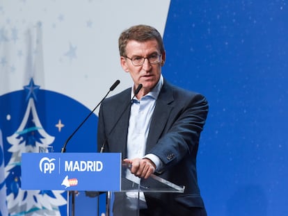 El presidente del PP, Alberto Núñez Feijóo, durante la cena de Navidad del PP madrileño, en el Pabellón Deportivo Municipal Antela Parada, este lunes en Alcobendas (Madrid).