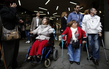 Llegada de los afectados por la talidomida. El Juzgado de Primera Instancia número 90 de Madrid ha empezado este lunes el juicio contra la farmacéutica alemana Grünenthal por la venta de la talidomida en España a través su filial Medinsa, al que han asistido afectados con malformaciones.