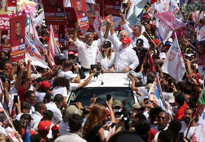 Luiz Inácio Lula da Silva hace campaña en Salvador, Brasil, el  30 de septiembre de 2022. 