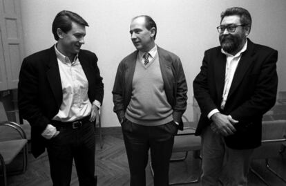 Antonio Gutiérrez (CC OO) y Cándido Méndez (UGT) con Rodrigo Rato, en el Partido Popular en diciembre de 1995.