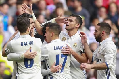 Morata es felicitado por sus compañeros tras marcar el primer gol del equipo blanco.