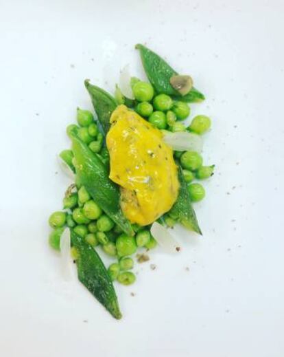 Plato de guisantes con salsa bearnesa del restaurante La Casona del Judío, en Santander.