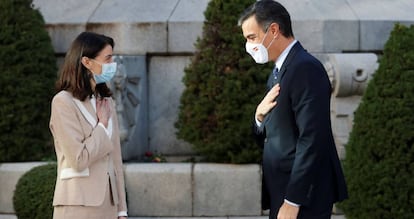 El presidente del Gobierno, Pedro Sánchez saluda a la presidenta del Senado, Pilar Llop, a su llegada al Senado este lunes para participar en la conferencia de presidentes autonómicos.