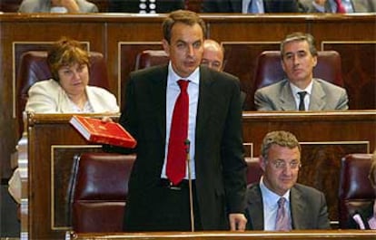 El líder socialista, José Luis Rodríguez Zapatero, ayer en el Congreso.