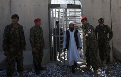 Un prisionero reci&eacute;n liberado abandona la c&aacute;rcel de Bagram tras su cesi&oacute;n a las autoridades afganas.