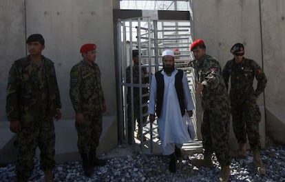 Un prisionero recién liberado abandona la cárcel de Bagram tras su cesión a las autoridades afganas.