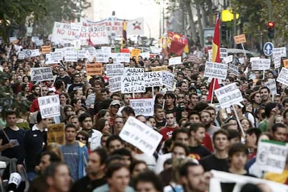 Miles de jóvenes se manifiestan por la calles de Madrid convocados por la Asamblea Contra la Precariedad y por una Vivienda Digna.