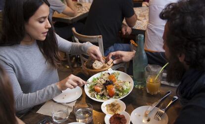 En Vega, los aperitivos se piden de tres en tres, por ejemplo algas, hummus de remolacha y almendras. Las propuestas del día pueden, por ejemplo, ser sopa de tomate, ensalada de quinoa, croquetas de setas, lasaña de calabacín y brochetas de tofu.