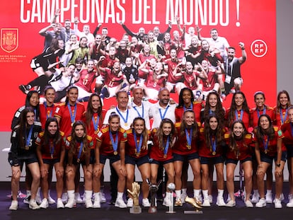 La selección española femenina sub-20 recibe el homenaje del fútbol español por su título mundial.