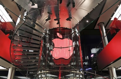 El Apple store de Hong Kong ha cambiado el color blanco de su logotipo por el rojo para conmemorar el D&iacute;a Mundial de la Lucha contra el Sida. 