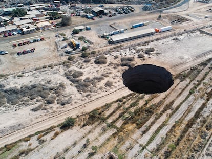 Vista del gran socavón en terrenos de la operación minera de Alcaparrosa de Candelaria, Tierra Amarilla.