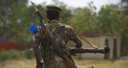Un soldado del Ejército de Liberación de Sudán del Sur (SPLA) patrulla la localidad de Malakal, el pasado martes.