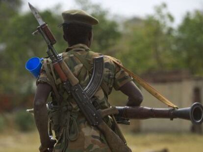 Un soldado del Ej&eacute;rcito de Liberaci&oacute;n de Sud&aacute;n del Sur (SPLA) patrulla la localidad de Malakal, el pasado martes.
