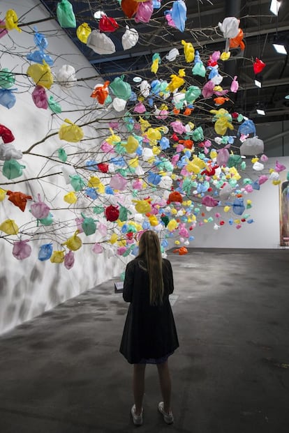 Instalación con forma de árbol de la artista de origen camerunés Pascale Marthine Tayou, expuesta en Art Basel.