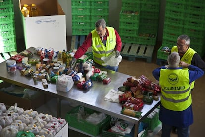 El objetivo de la gran recogida de 2015 es conseguir 3.000.000 kilos de alimentos con 1.000 puntos de donación y 20.000 voluntarios. En la imagen, un momento de la clasificación.