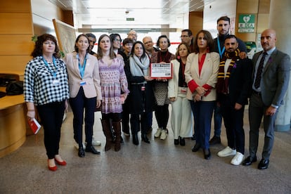 Diputados regionales del PSOE y Más Madrid, este jueves en la entrega de 40.000 firmas en la Asamblea de Madrid contra la modificación de las leyes LGTBI y Trans.