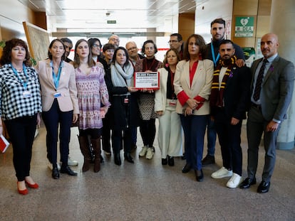 Diputados regionales del PSOE y Más Madrid, este jueves en la entrega de 40.000 firmas en la Asamblea de Madrid contra la modificación de las leyes LGTBI y Trans.