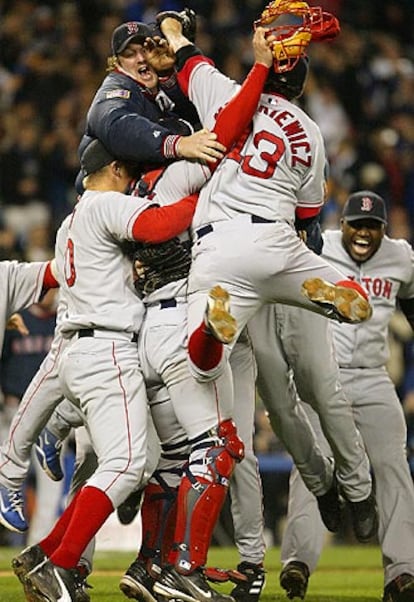 Los jugadores de los Red Sox celebran su extraordinaria victoria.