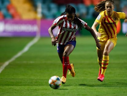 Da Silva (i) y Martens, en una acción del partido.