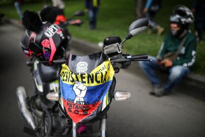 Un letrero que dice Resistencia decora una moto durante la protesta de motociclistas en la capital colombiana.