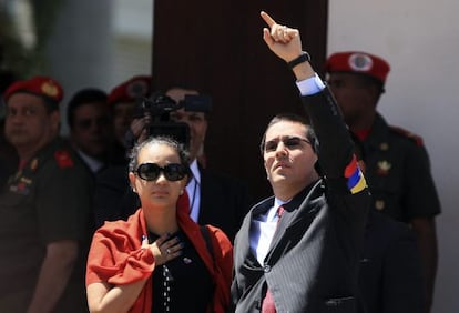Rosa Virginia Chávez y su marido, Jorge Arriaza, en el funeral de Hugo Chávez.