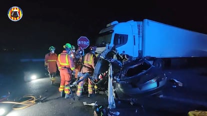 Bomberos trabajan en el lugar del suceso donde han muerto tres mujeres en un accidente de tráfico en la A-7 a la altura de Benifaió, Valencia.