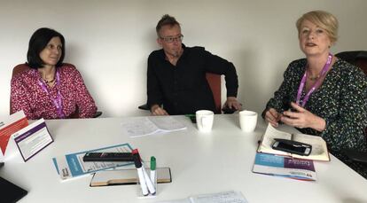 Usha Goswami, Geoff Stead y Rose Luckin durante su entrevista con EL PAÍS.