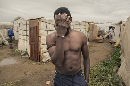 Mientras nos confinamos, los temporeros del campo —muchos de ellos migrantes, como Mohamed, de Guinea-Conakry que aparece tapándose el rostro en la imagen— siguieron cosechando y sus durísimas condiciones de vida se agravaron aún más. Pero las despensas estaban llenas.