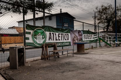 Imágenes de la población La Victoria, en el municipio de Pedro Aguirre Cerda, en el sur poniente de Santiago de Chile, en honor al ladrón bancario Washington Andrés Moncada Osorio, alias el Piojo y a Cristofer Isaías Morales Tortosa, alias el Mono.
