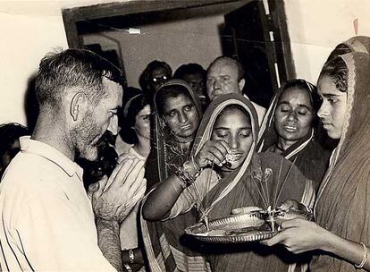 Vicente Ferrer en sus inicios en India