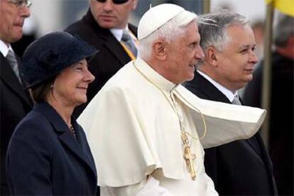 El papa Benedicto XVI, en compañía del presidente polaco Lech Kaczynski y la esposa de éste, Maria Kaczynska, a su llegada a Varsovia.