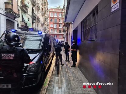 Los Mossos d'Esquadra desalojan un edificio de pisos turístico en el barrio del Poble Sec de Barcelona.