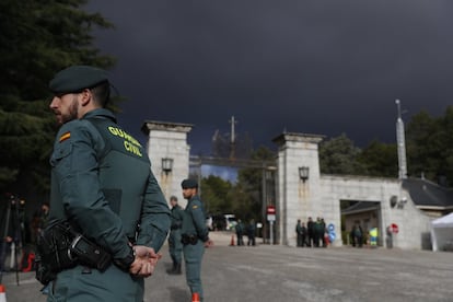Agentes de la Guardia Civil vigilaban la puerta de acceso al Valle de los Caídos esta mañana antes de que llegaran las autoridades y los familiares y se procediera a la exhumación de los restos del dictador en el mausoleo.