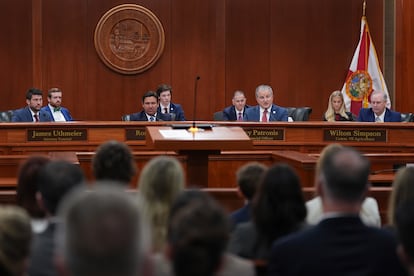 DeSantis, en el centro a la izquierda, preside una reunión con el gabinete estatal, en el Capitolio de Florida, en Tallahassee, el pasado 5 de marzo.