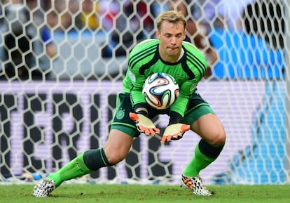 Neuer detiene el balón durante el partido ante Ghana