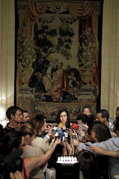 La ministra de Cultura, Ángeles González-Sinde, responde a los periodistas.