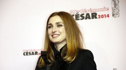 Julie Gayet posa a su llegada a la alfombra r&oacute;ja de los premios C&eacute;sar.