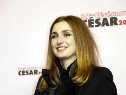 Julie Gayet posa a su llegada a la alfombra r&oacute;ja de los premios C&eacute;sar.