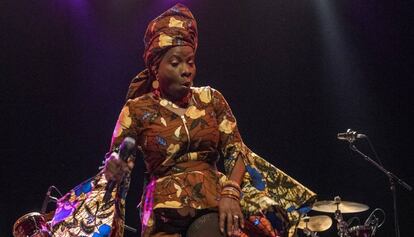 La cantante Angélique Kidjo, durante su actuación en Barcelona.