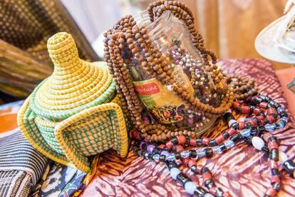 Fatimata Sy invita a oler unos collares artesanales perfumados (en la imagen) en el estand de Mauritania. Después explica que se trata de “lencería tradicional mauritana”, es decir, prendas íntimas que las mujeres visten en sus caderas solo para sus maridos. El expositor del país africano cuenta con un mostrador repleto de artículos de artesanía local a la venta, como cofres de ébano y vestidos tradicionales como el 'thiossane' que la propia Fatimata vista. También remedios tradicionales para la tensión y la diabetes, como el ‘touba’, o para espantar la mala suerte, como el ‘mounass’.