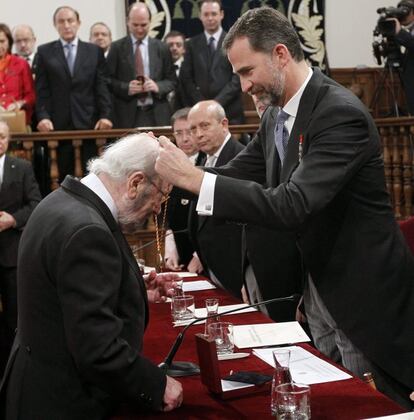 El Príncipe Felipe entrega al escritor José Manuel Caballero Bonald el Premio Cervantes 2012, durante la solemne ceremonia celebrada en el Paraninfo de la Universidad de Alcalá de Henares.