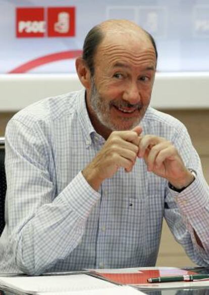 El secretario general del PSOE, Alfredo Pérez Rubalcaba, hoy durante la reunión de la Comisión Permanente del partido.