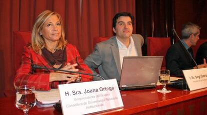 Joana Ortega y Sergi Sabrià, de ERC, en el Parlament.