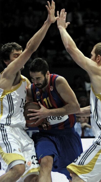 Juan Carlos Navarro penetra a canasta entre Llull y Hansen.