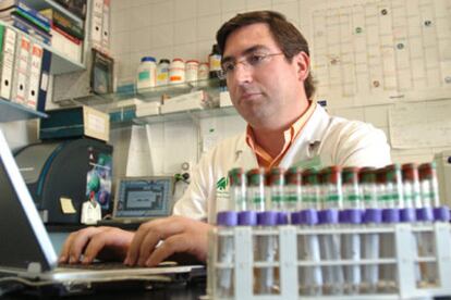 En la imagen, el doctor Navarro Antolín en el laboratorio del hospital Virgen del Rocío de Sevilla.