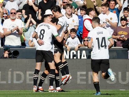 Jugadores del Valencia celebran el tanto de Hugo Duro.