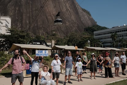 Manifestantes tomados de la mano en una plaza de Praia Vermelha contra el proyecto de tirolesa en el Pão de Açúcar